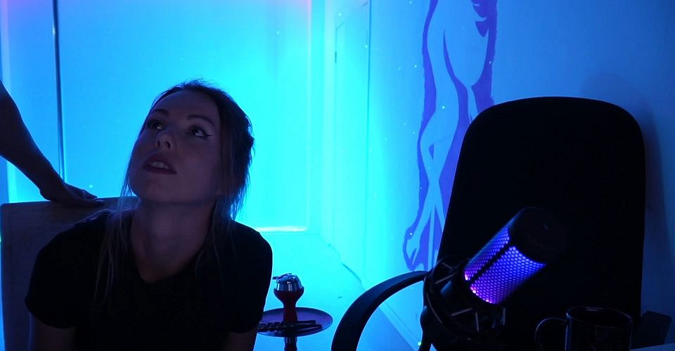 俄羅斯女主播直播過程中遭憤怒鄰居闖入掀翻設備