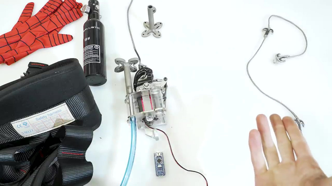 發燒友打造現實版”蛛網發射器“ 經過測試可用