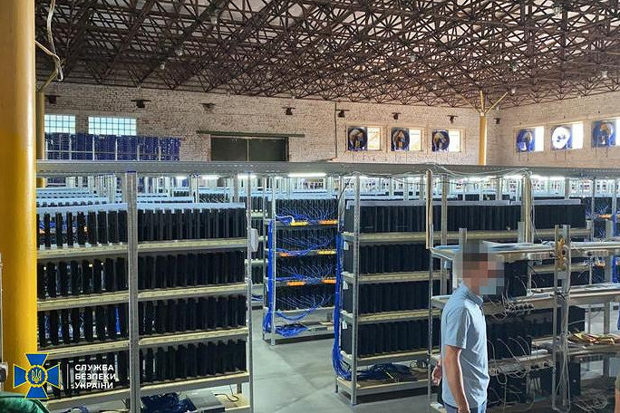 烏克蘭礦場發現3800台PS4 專門挖FIFA FUT金幣 烏克蘭礦場發現3800台PS4 專門挖FIFA FUT金幣