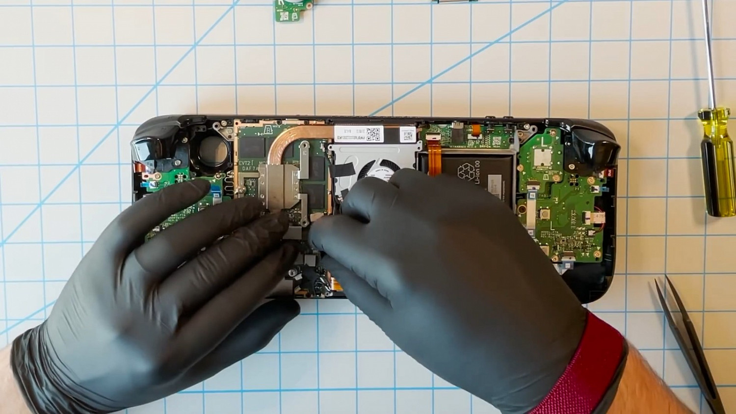 V社發佈Steam掌機拆解影片 警告使用者不要自己拆解