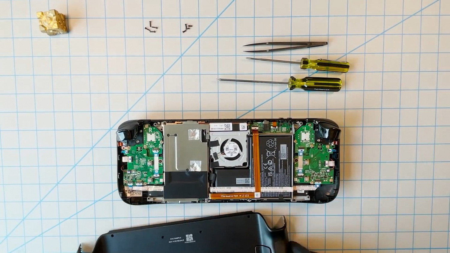 V社發佈Steam掌機拆解影片 警告使用者不要自己拆解