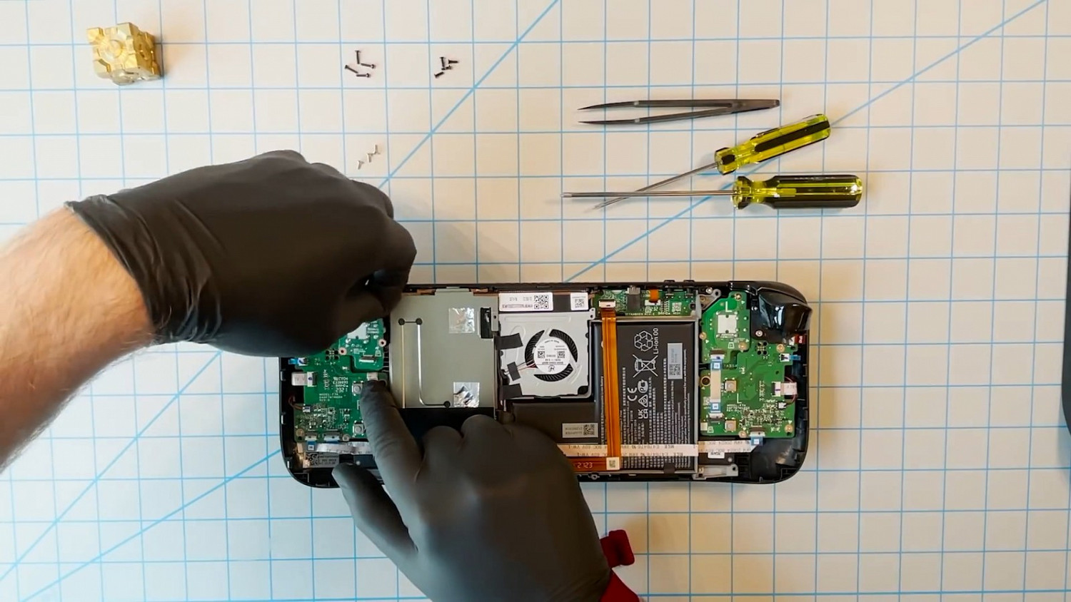 V社發佈Steam掌機拆解影片 警告使用者不要自己拆解