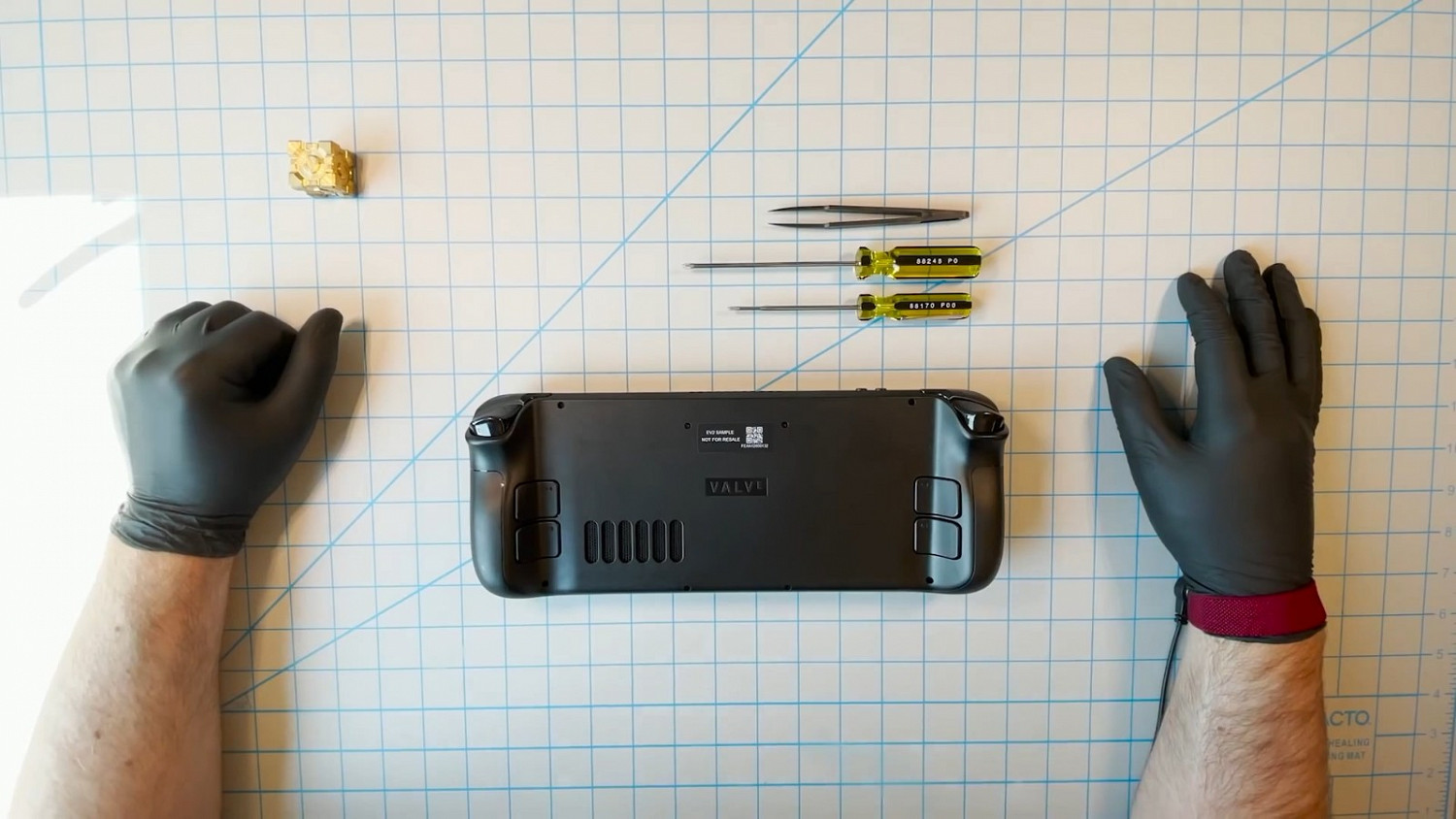 V社發佈Steam掌機拆解影片 警告使用者不要自己拆解