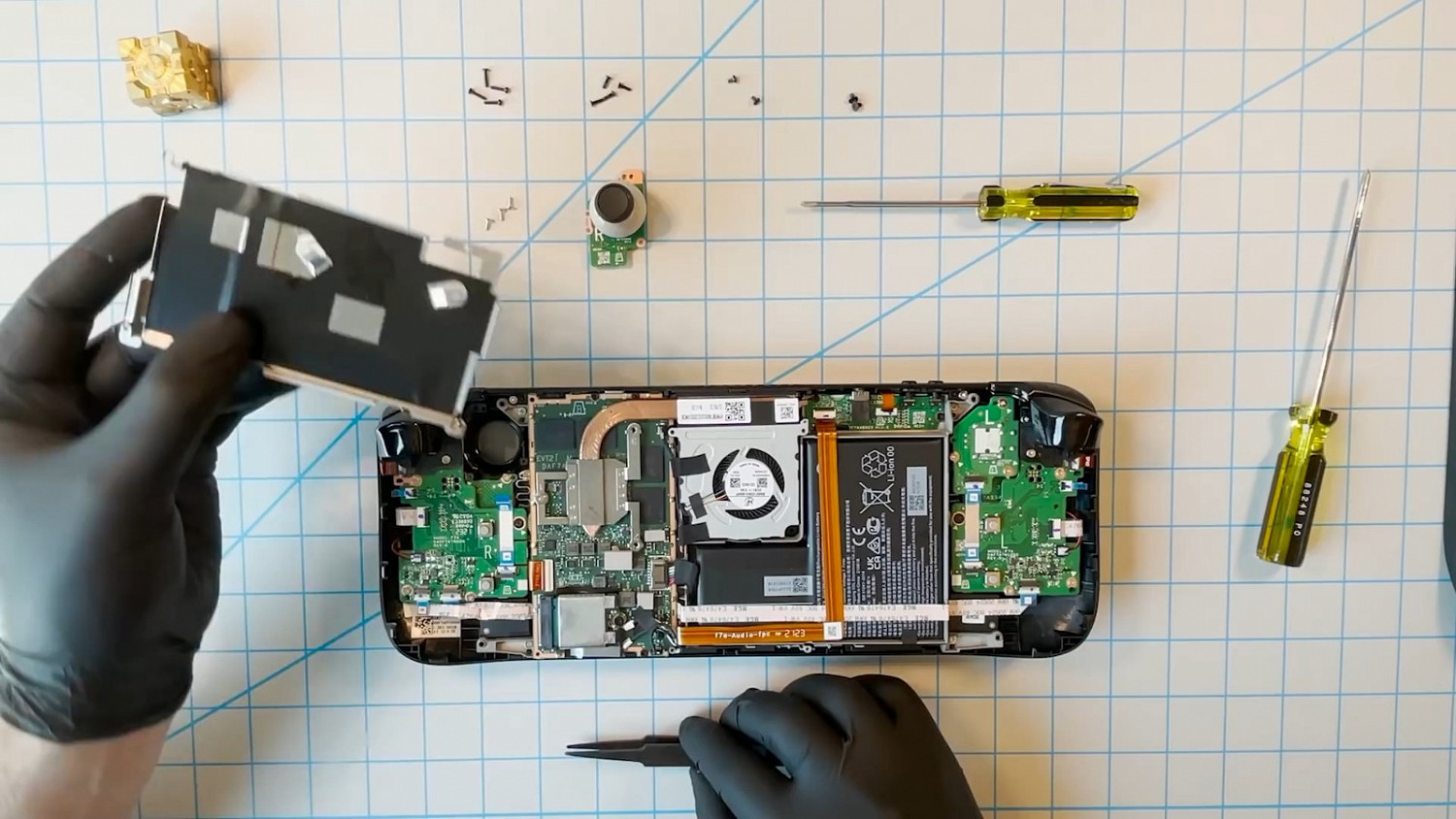 V社發佈Steam掌機拆解影片 警告使用者不要自己拆解