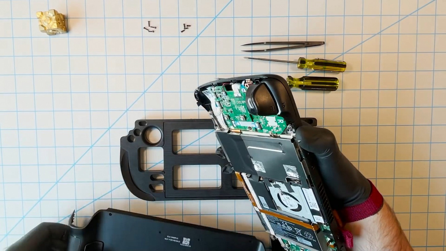 V社發佈Steam掌機拆解影片 警告使用者不要自己拆解