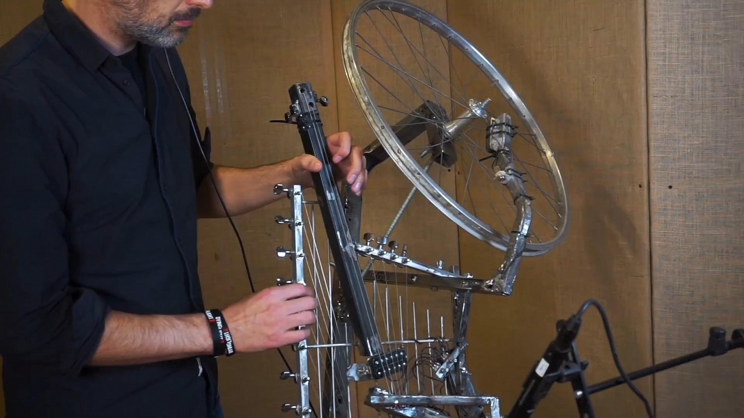 《垂死之光2》配樂製作幕後短片 樂器居然是垃圾製作的 《垂死之光2》配樂製作幕後短片 樂器居然是垃圾製作的