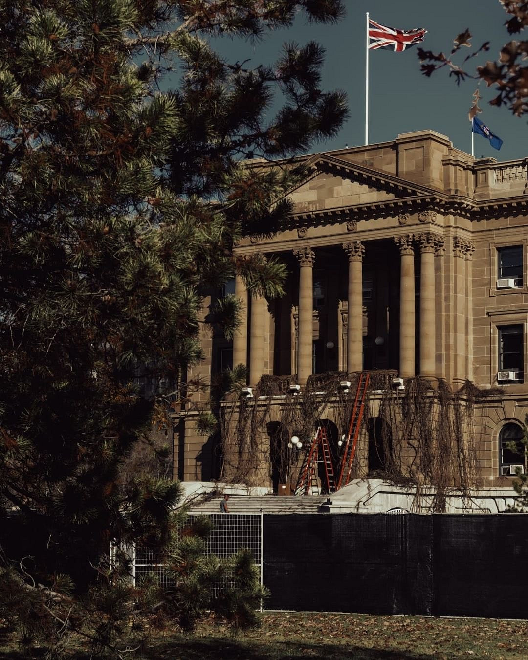 《最後的生還者》電視劇新片場照 喬爾正面亮相 《最後的生還者》電視劇新片場照 喬爾正面亮相