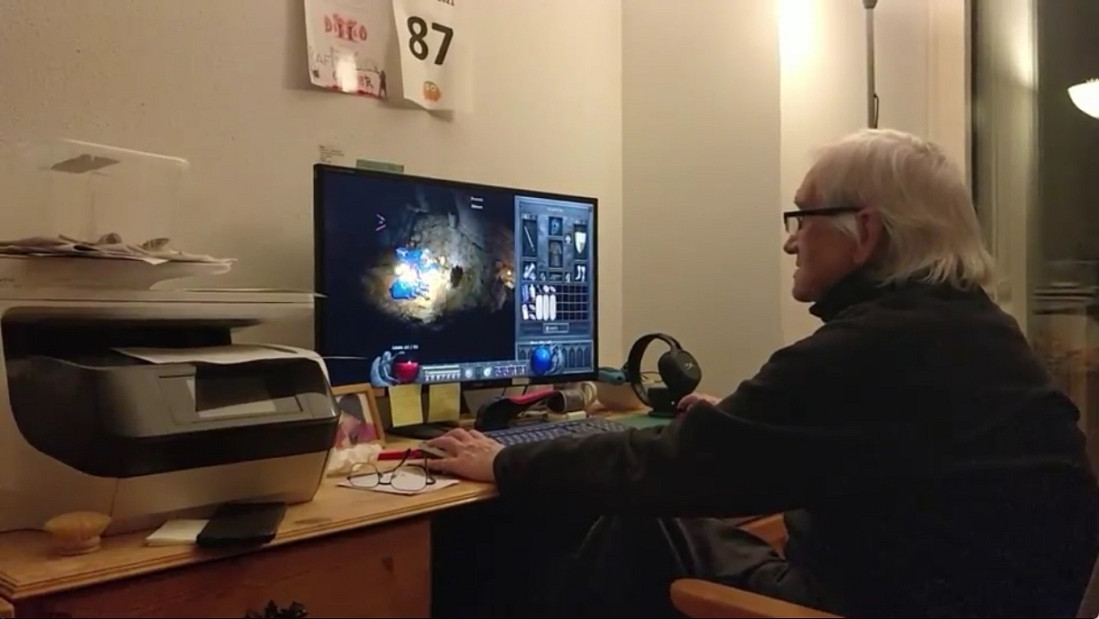 87歲暗黑2老粉癡迷《暗黑2獄火重生》 玩出   “肌腱炎”   