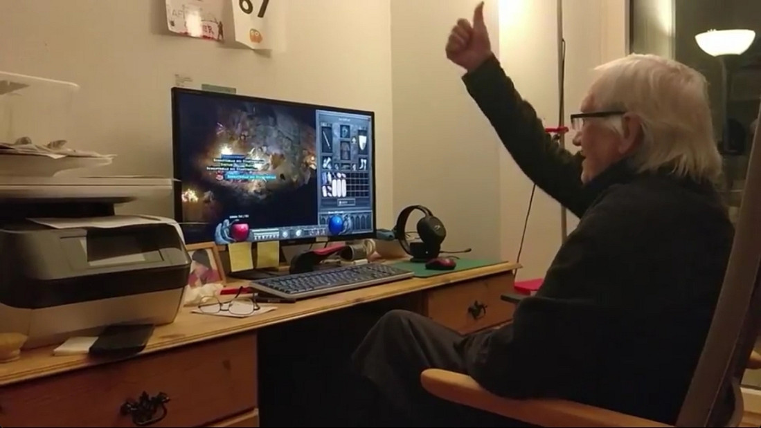 87歲暗黑2老粉癡迷《暗黑2獄火重生》 玩出   “肌腱炎”   