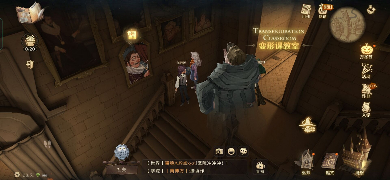 變形課教室門口的畫像在抱怨學生們太過吵鬧，讓他無法安靜地品酒 哈利波特拼圖尋寶第五期第七天