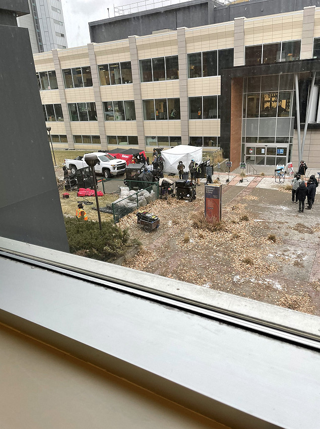 《最後生還者》劇集片場新照流出 喬爾和艾莉共騎一馬 《最後生還者》劇集片場新照流出 喬爾和艾莉共騎一馬