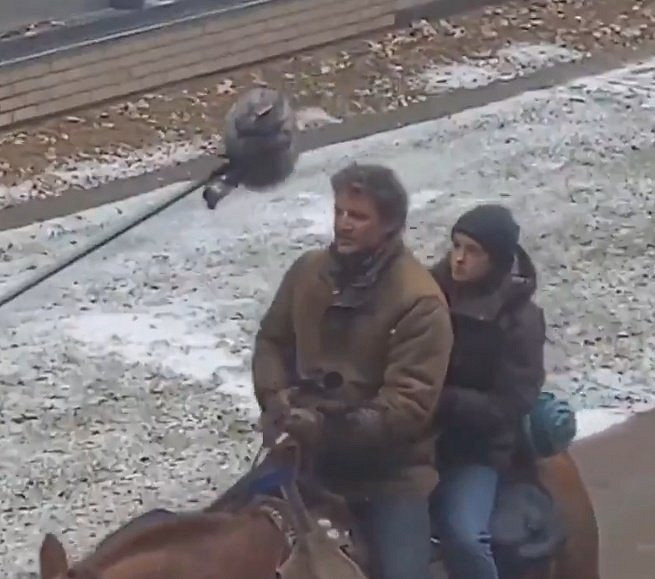 《最後生還者》劇集片場新照流出 喬爾和艾莉共騎一馬 《最後生還者》劇集片場新照流出 喬爾和艾莉共騎一馬