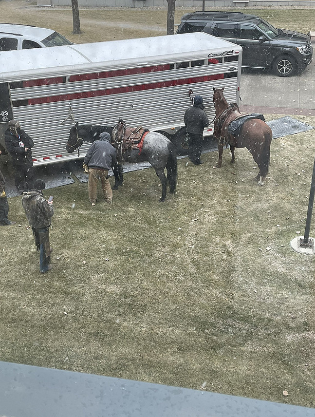 《最後生還者》劇集片場新照流出 喬爾和艾莉共騎一馬 《最後生還者》劇集片場新照流出 喬爾和艾莉共騎一馬