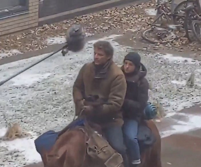 《最後生還者》劇集片場新照流出 喬爾和艾莉共騎一馬 《最後生還者》劇集片場新照流出 喬爾和艾莉共騎一馬