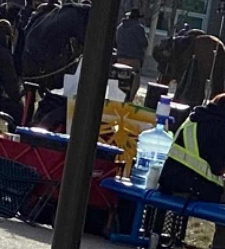 《最後生還者》劇集片場新照流出 喬爾和艾莉共騎一馬 《最後生還者》劇集片場新照流出 喬爾和艾莉共騎一馬