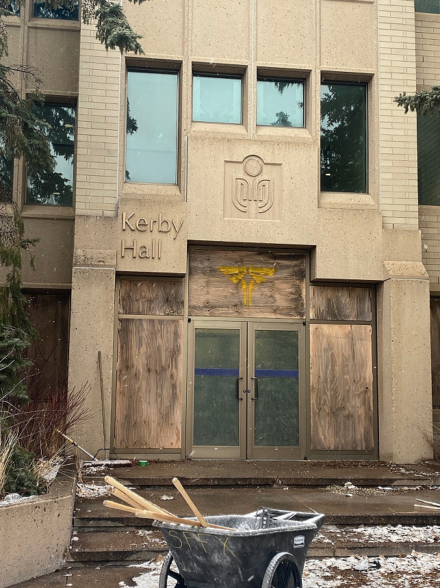 《最後生還者》劇集片場新照流出 喬爾和艾莉共騎一馬 《最後生還者》劇集片場新照流出 喬爾和艾莉共騎一馬