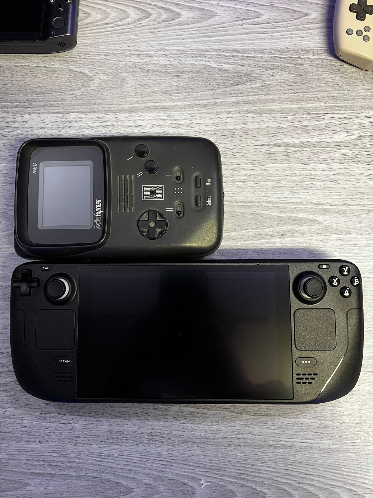 Steam Deck與各掌機對比圖 比Switch大上一塊 Steam Deck與各掌機對比圖 比Switch大上一塊