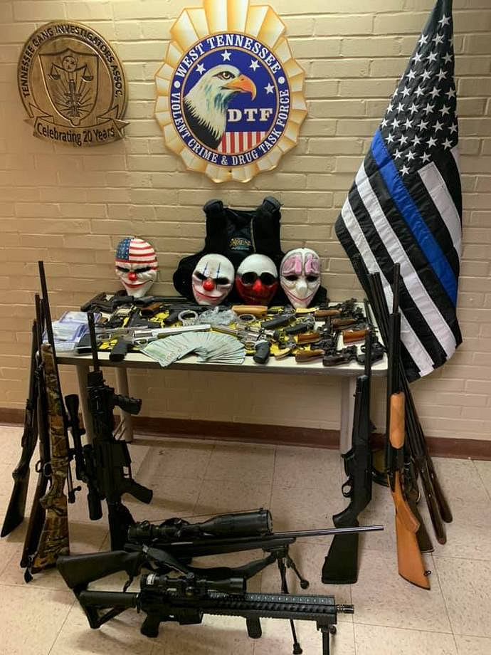 美國警方突入匪幫老巢 繳獲了……《劫薪日》面具