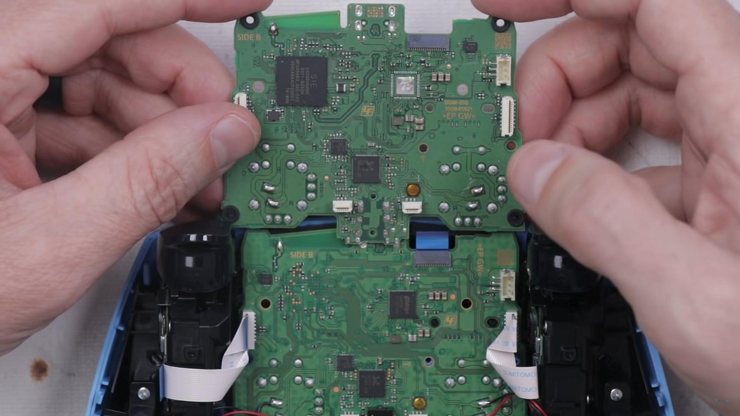 PS5新彩色搖桿部分內部細節有所改變 扳機鍵彈簧更結實 PS5新彩色搖桿部分內部細節有所改變 扳機鍵彈簧更結實