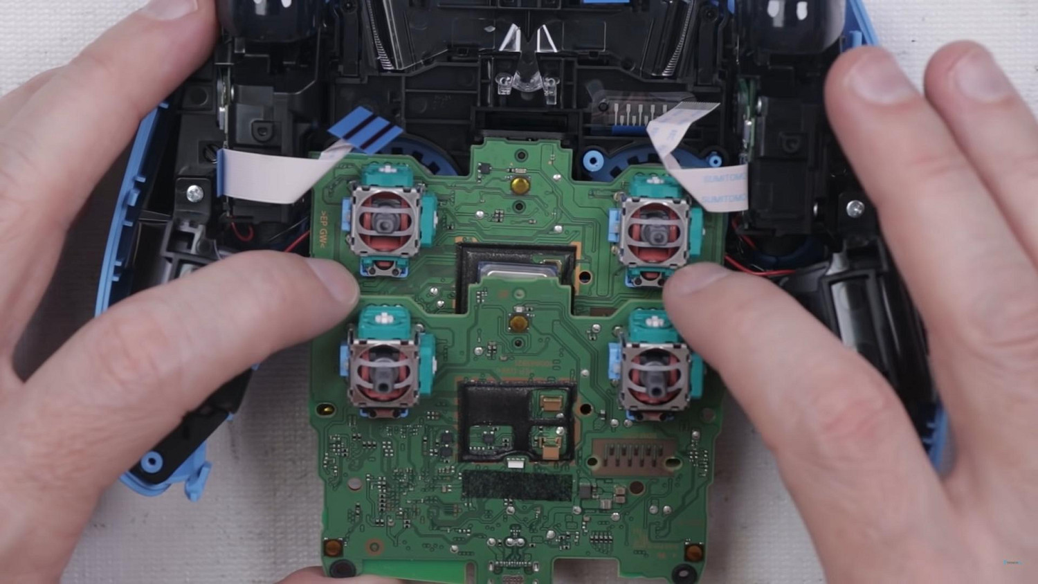 PS5新彩色搖桿部分內部細節有所改變 扳機鍵彈簧更結實 PS5新彩色搖桿部分內部細節有所改變 扳機鍵彈簧更結實