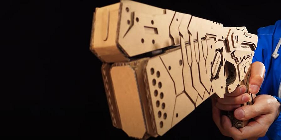 日本紙板手工達人 再現《艾爾登法環》經典武器電鋸 日本紙板手工達人 再現《艾爾登法環》經典武器電鋸