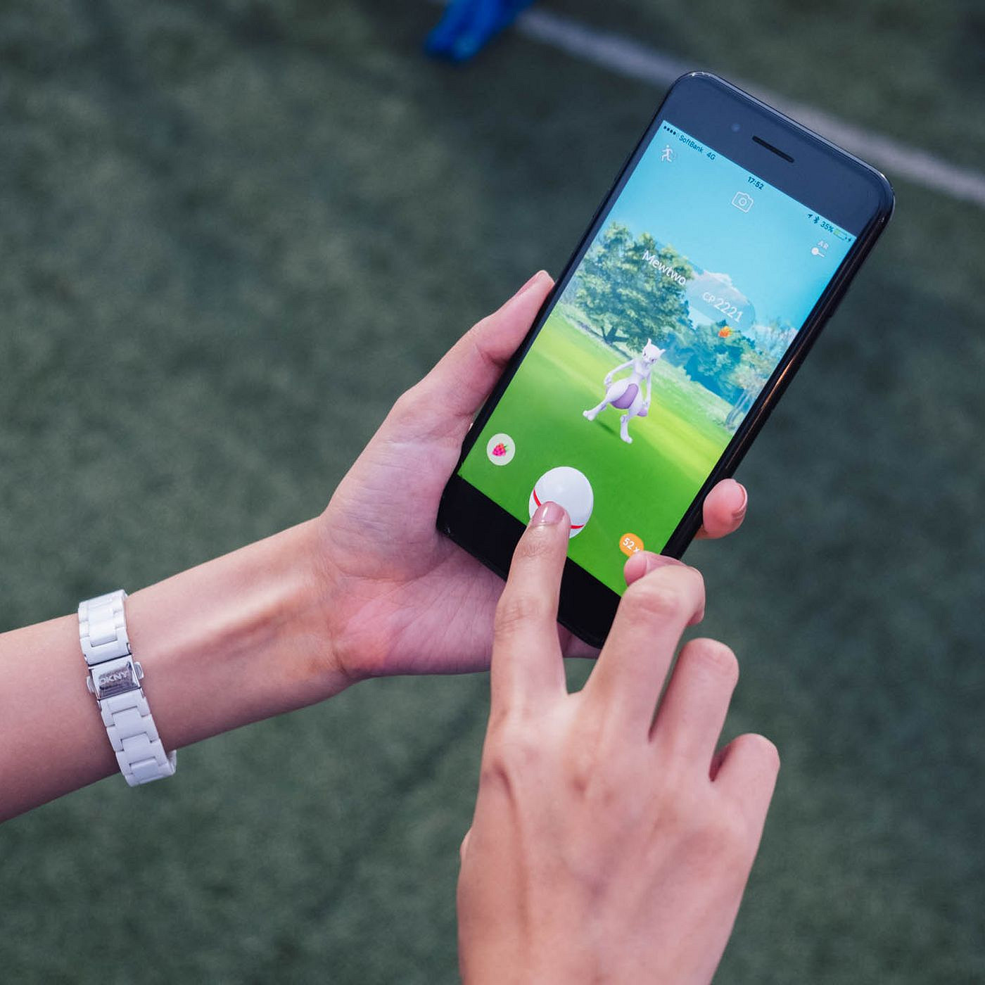 《寶可夢GO》粉絲癡迷遊戲 時間過長iPhone螢幕都燒了 《寶可夢GO》粉絲癡迷遊戲 時間過長iPhone螢幕都燒了