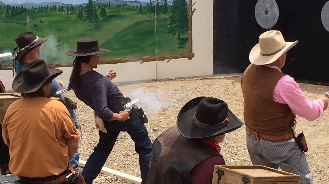 七步之外槍快,七步之內“美式居合”又準又快 七步之外槍快,七步之內“美式居合”又準又快