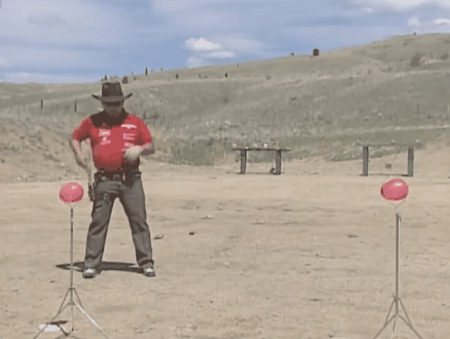 七步之外槍快,七步之內“美式居合”又準又快 七步之外槍快,七步之內“美式居合”又準又快