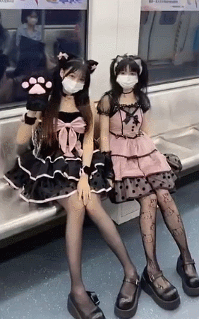 地鐵上穿成這樣不怕癡漢嗎 動圖 大爺說看妞使人愉悅