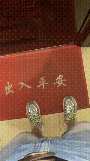 地鐵上穿成這樣不怕癡漢嗎 動圖 大爺說看妞使人愉悅