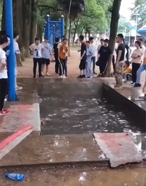 地鐵上穿成這樣不怕癡漢嗎 動圖 大爺說看妞使人愉悅