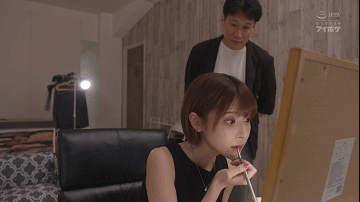 地鐵上穿成這樣不怕癡漢嗎 動圖 大爺說看妞使人愉悅