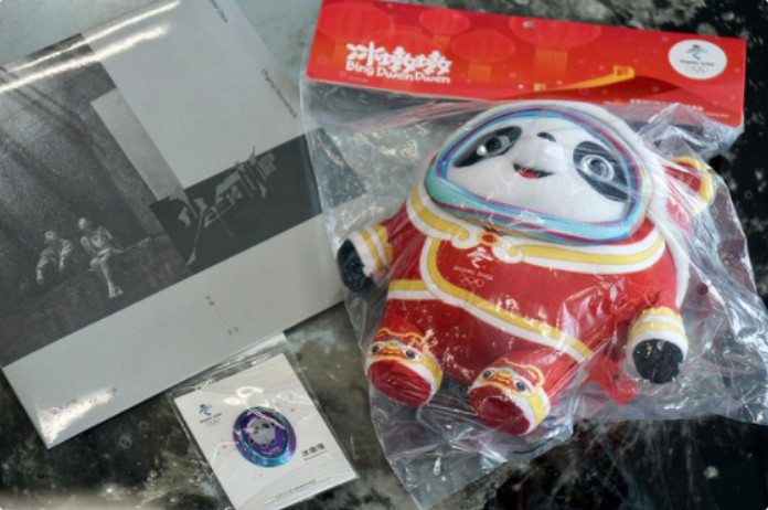 小島秀夫曬冰墩墩和《少年的你》原聲帶:中國粉絲送的 小島秀夫曬冰墩墩和《少年的你》原聲帶:中國粉絲送的