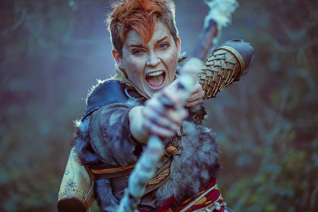 服裝 眼神超級還原！英國酷姐《戰神》阿特柔斯COS