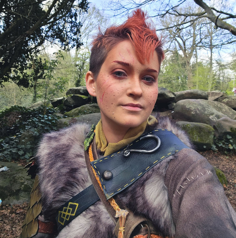 服裝 眼神超級還原！英國酷姐《戰神》阿特柔斯COS