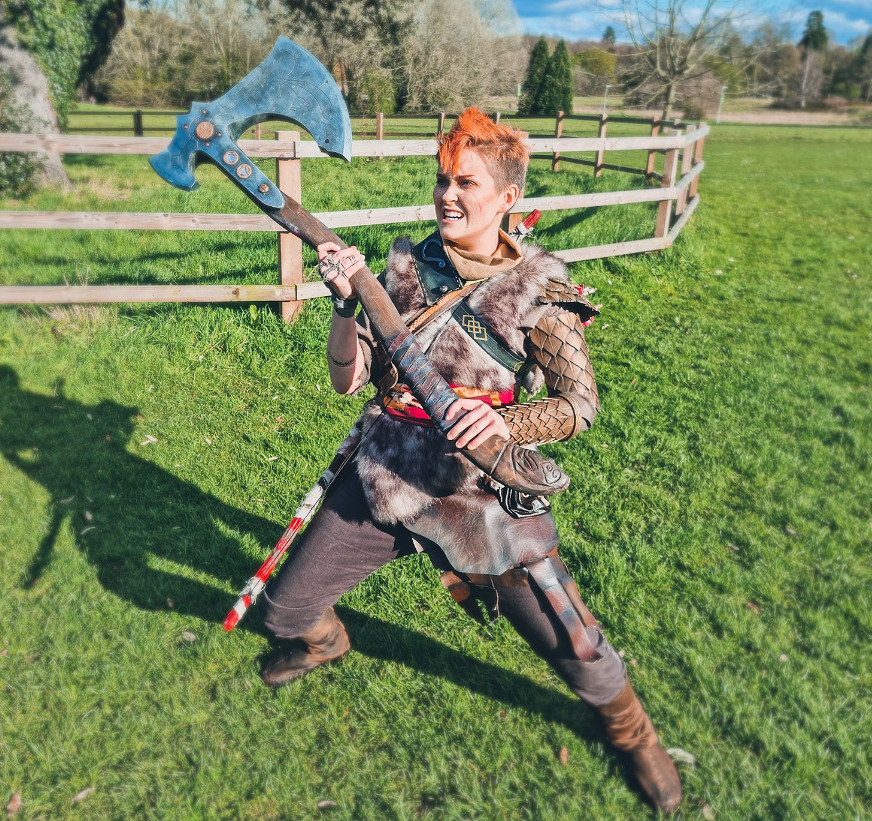 服裝 眼神超級還原！英國酷姐《戰神》阿特柔斯COS