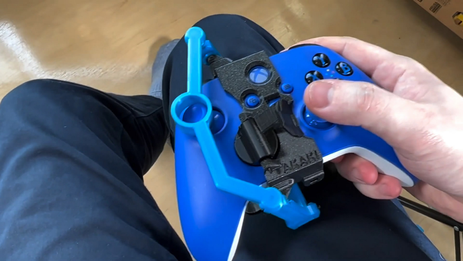 單手操作 其樂無窮?國外玩家製作可單手操作的手把 單手操作 其樂無窮?國外玩家製作可單手操作的手把