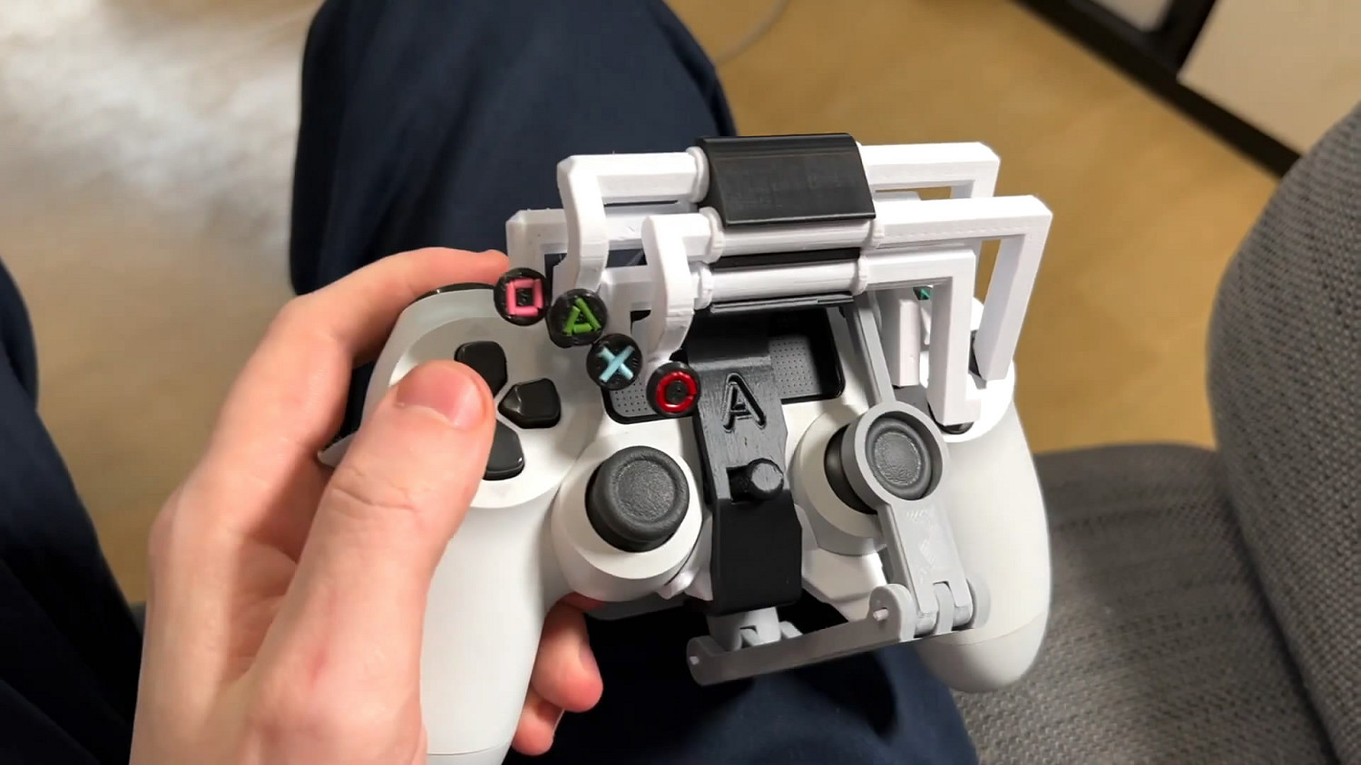 單手操作 其樂無窮?國外玩家製作可單手操作的手把 單手操作 其樂無窮?國外玩家製作可單手操作的手把