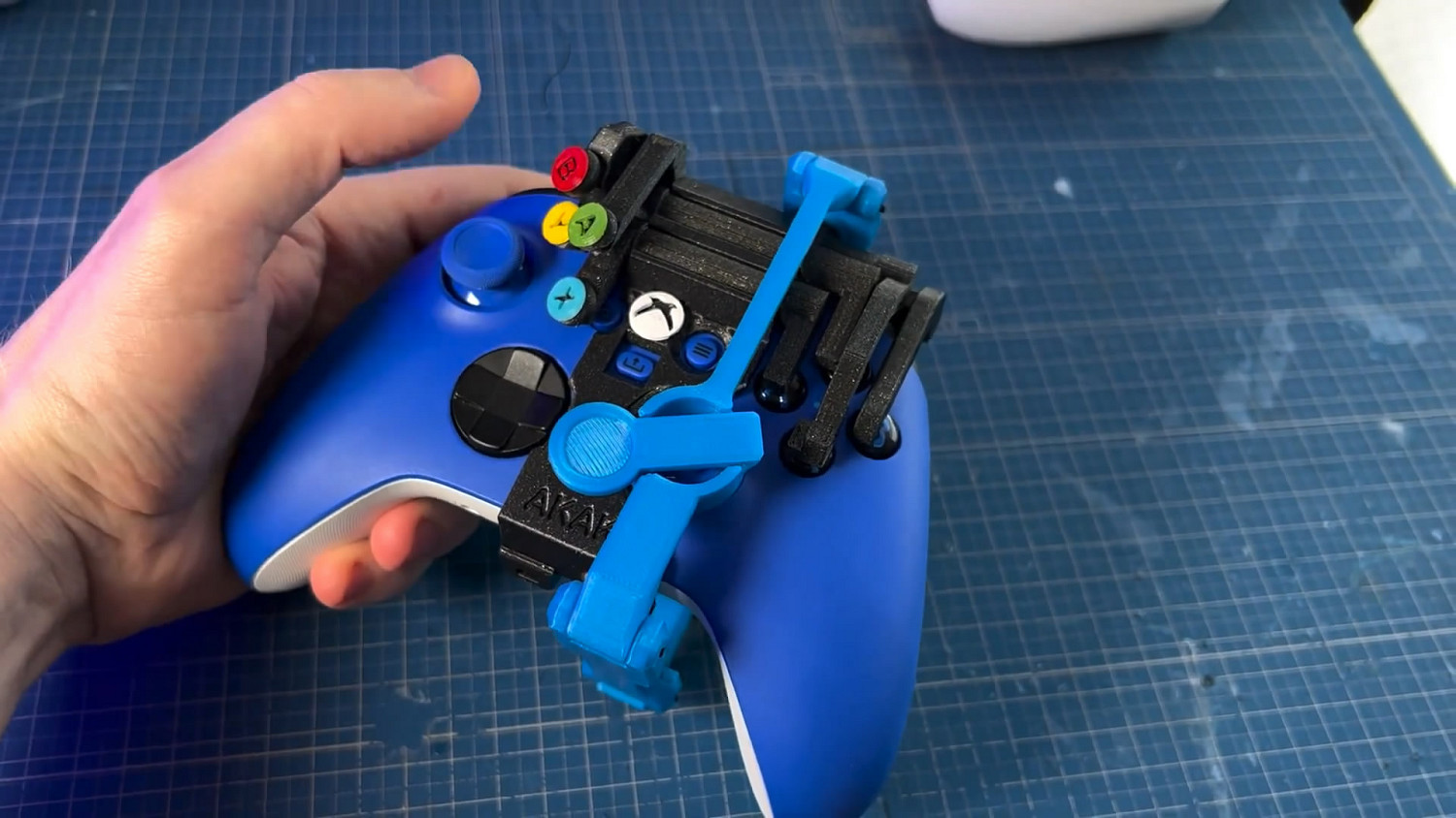 單手操作 其樂無窮?國外玩家製作可單手操作的手把 單手操作 其樂無窮?國外玩家製作可單手操作的手把