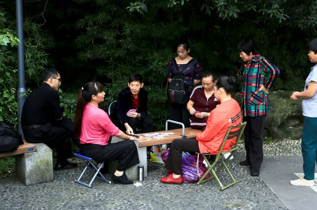 多半差評的《退休模擬器》，究竟冒犯了誰？