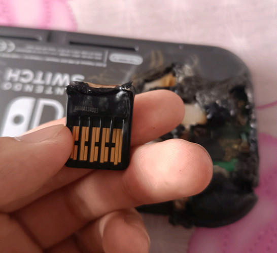 任堅強！Switch殼燒掉了照樣不耽誤玩《塞爾達》！