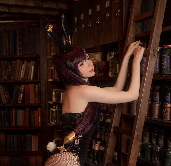 愛爾蘭小姐姐COS《原神》莫娜：黑絲網襪超正兔女郎！