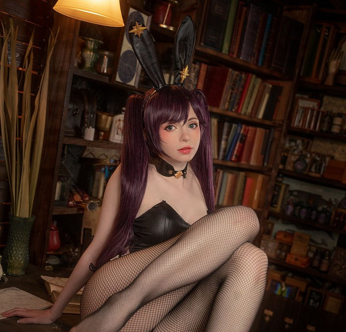愛爾蘭小姐姐COS《原神》莫娜：黑絲網襪超正兔女郎！