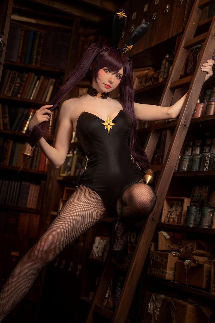 愛爾蘭小姐姐COS《原神》莫娜：黑絲網襪超正兔女郎！