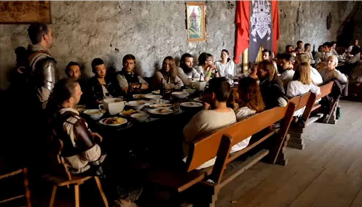 波蘭獵魔士學校教人手刃妖怪 NPC真情演繹如置身遊戲 波蘭獵魔士學校教人手刃妖怪 NPC真情演繹如置身遊戲