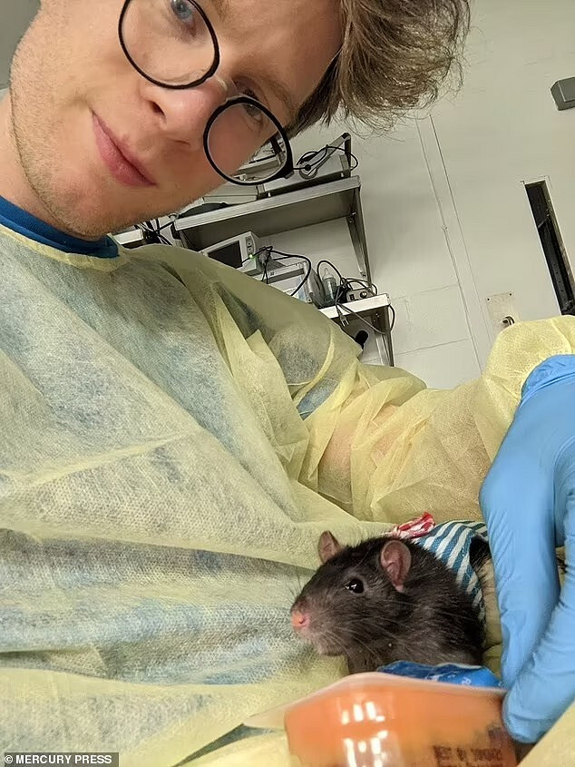 科學家訓練寵物鼠玩《毀滅戰士》 已經會開槍打怪了！