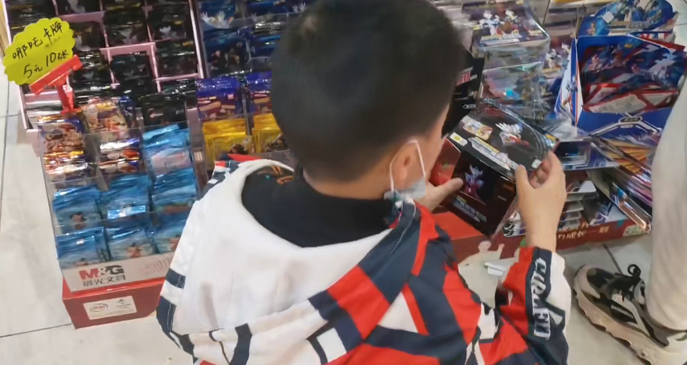 “征服”小學生的不止有孤勇者，還有奧特曼卡片