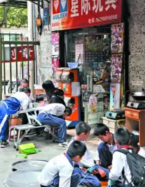 “征服”小學生的不止有孤勇者，還有奧特曼卡片