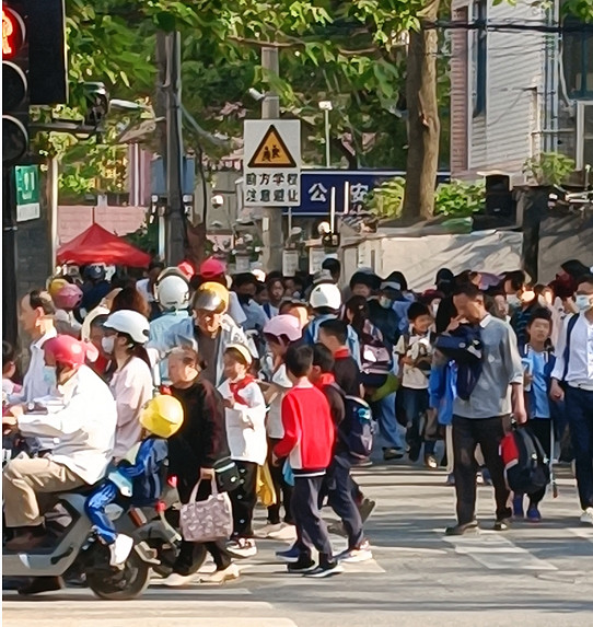 “征服”小學生的不止有孤勇者，還有奧特曼卡片