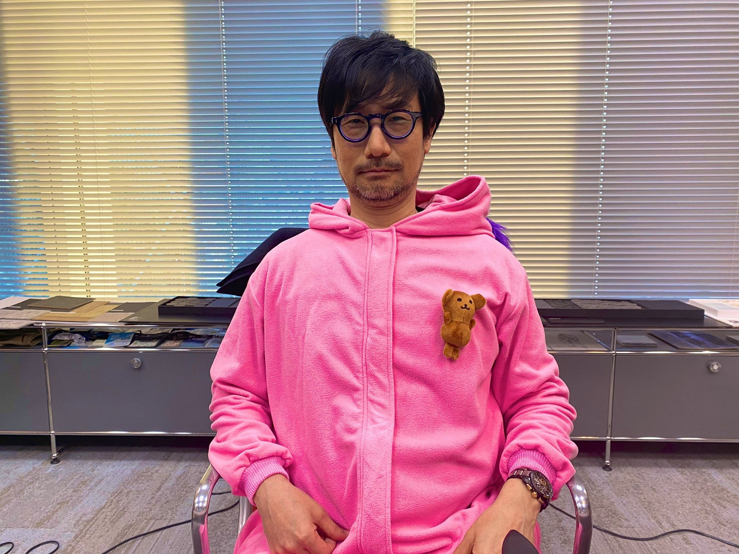 淋了時間雨！小島秀夫不幸摔倒：曬出傷勢，島哥小心！